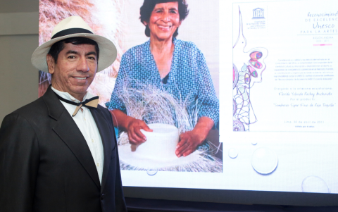 Durante su exposición, el maestro artesano manabita Otto Pachay, cuya familia fue la primera en recibir el reconocimiento de la Unesco a la excelecia de la artesanía.
