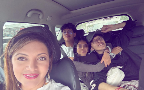 Lia Paulina Molina Coro y sus hijos, el asambleísta Dominique Serrano Molina y el servidor legislativo Jeremmy Serrano Molina.