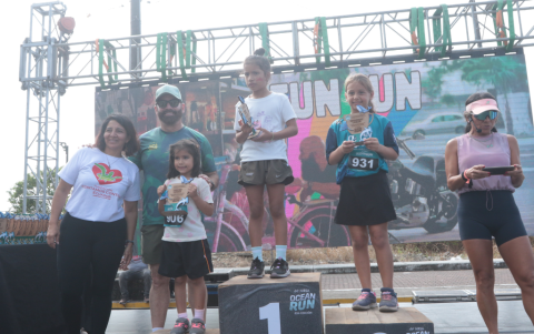 Yalecsi Arellano, tercer lugar; Eva Espinoza, primer lugar; y Elena Sonnenholzner, segundo lugar..