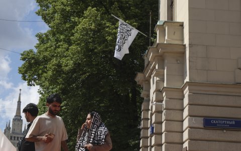 La bandera de los Emiratos Islámicos de Afganistán ya flamea en Moscú