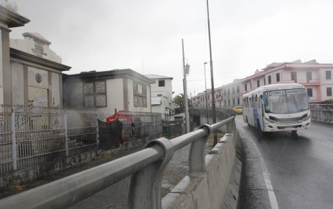 El anfiteatro era aprovechado por consumidores. Para evitar esto, se colocó guardianía privada para custodiar el bien en desuso.