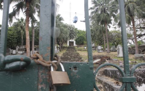 El Cementerio de los Protestantes está completamente abandonado. Ha sido profanado y contaminado. La Aerovía ofrece una ruta por encima de este camposanto.