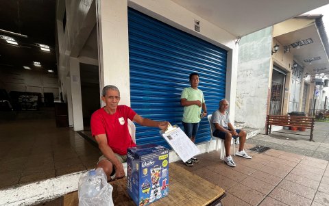 Osorio y vecinos sortean una licuadora para iluminar el barrio, ante la desatención municipal.