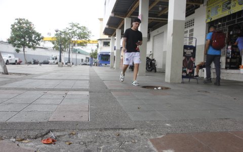 El paso por la calle está destruido por tramos. Las luminarias son deficientes, denuncian moradores.