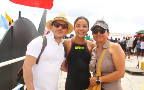 La deportista tricolor junto a sus padres luego de los 10km en Salinas.