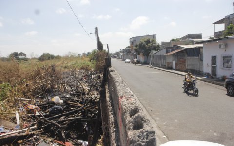 Incertidumbre. Los habitantes desconocen si los van a reubicar, les preocupa vivir a lado de un puente.