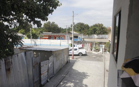 Población. En el sector hay una escuela y casas. Los moradores dicen que nadie ha socializado el proyecto con ellos.