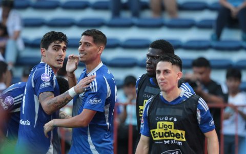 Jugadores de Emelec celebran el gol de José Francisco Cevallos ante Vinotinto
