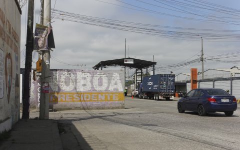Entre las vías de acceso al Quinto Puente están los terrenos de las empresas Blasti S.A. y de la Industria Cartonera Ecuatoriana S.A., ubicadas en el Guasmo Sur.