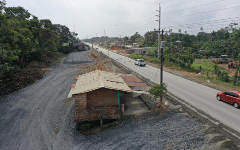 En la vía a Taura las obras empezaron. En esta zona, la Prefectura del Guayas está ampliando los carriles; sin embargo, la entidad espera que el MTOP entregue información para ejecutar expropiaciones.