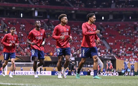 La plantilla del PSG realiza trabajos de calentamiento.