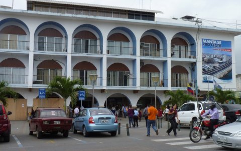 En Manta, el asesinato del alcalde Agustín Intriago en 2023 marcó el inicio de una serie de ataques contra funcionarios locales.