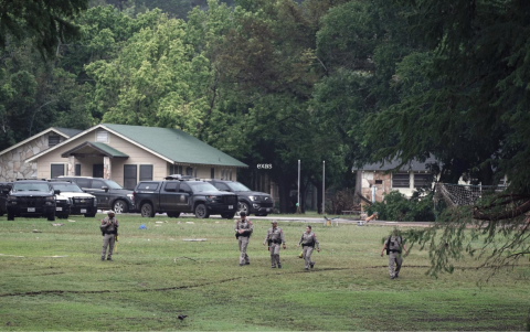 Policías estatales de Texas inspeccionan las instalaciones del Campamento Mystic, en Hunt, Texas (EE. UU.)