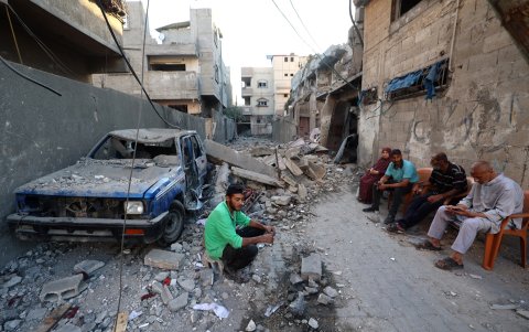 Palestinos inspeccionan los daños a sus casas en el campamento de Al-Bureij, en el centro de la Franja de Gaza, el 7 de julio de 2025