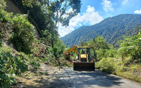Trabajos de limpieza de deslizamientos en el sector La Bonita, vía E10, tramo “Y” de Lumbaqui – límite con Carchi.