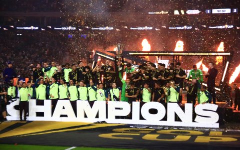 Jugadores de México posan con el trofeo de Campeones luego de derrotar a los Estados Unidos.