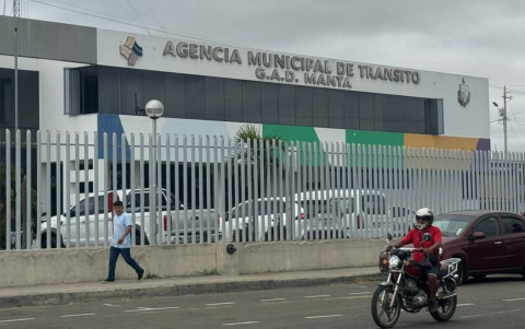 La Policía Nacional toma control de la Agencia de Tránsito de Manta como medida para frenar la corrupción