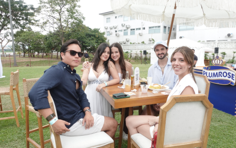 Claudia Alarcón, creadora de contenido, compartió con amigos en el área VIP de Brunch in the City – Royal Spring Edition.