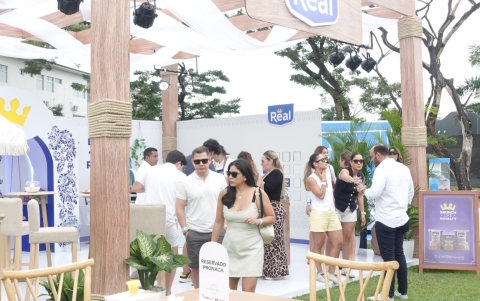 Visitantes en el área The Royal VIP degustan piqueos especiales ofrecidos por los stands durante el festival Brunch in the City.