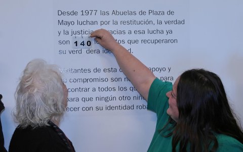 La integrante de la asociación Abuelas de Plaza de Mayo Estela de Carlotto (i) y a Adriana Metz, hermana del nieto 140.