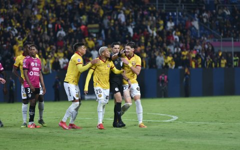 Yerson Zambrano recibió muchas críticas en el partido entre IDV y Barcelona.