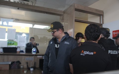 El ministro del Interior, John Reimberg, durante los allanamientos a la Agencia de Tránsito de Durán, el lunes 7 de julio.