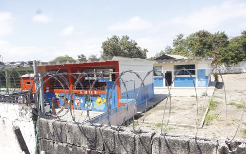 Padres de familia están preocupados por la expropiación de la escuela fiscal Dr. Carlos Ortiz Macías; está a lado de los terrenos de los familiares del presidente Noboa.