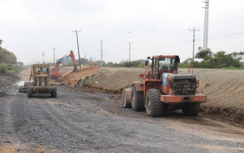 La Prefectura del Guayas ya está trabajando en la ampliación de los carriles de la vía a Taura; la entidad espera que el MTOP les indique los predios que deben expropiar y cuánto pagar.