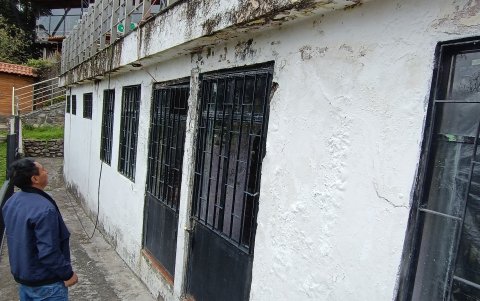 El teatro de la parroquia Turi también se está afectando por la humedad y el mon