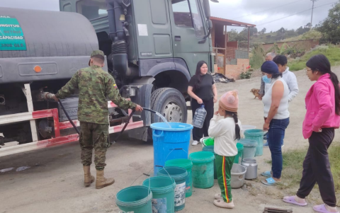Ciudadanos del sector Época esperan con baldes y tachos la llegada de los tanqueros municipales