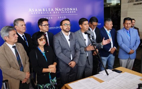 Jaime Estrada (centro), señaló que su comisión seguirá con la investigación de los bonos durante campaña electoral