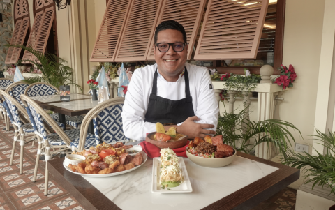 Lo Nuestro propone una experiencia nostálgica con platos como la papa rellena y el caldo de bola de cangrejo, en un espacio ambientado como un museo de Guayaquil antiguo.