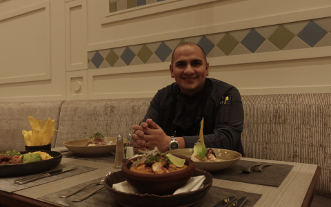 Café Colón del Hilton Colón ofrece un buffet variado que incluye platos fríos, ceviches y postres guayaquileños en un ambiente familiar y elegante.