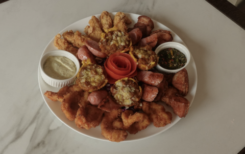 El caldo de bola relleno de cangrejo es uno de los platos insignia del restaurante Lo Nuestro durante las Fiestas Julianas, acompañado por una papa rellena y chicha resbaladera.