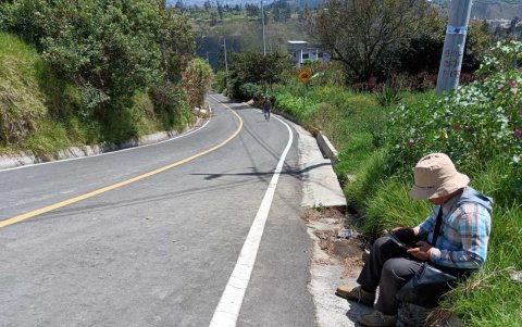 Pasajeros deben esperar al pie de la vía porque no existen paraderos adecuados.