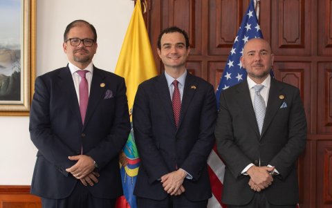 El ministro del Interior, John Reimberg (Iz), Cartwright Weiland, subsecretario adjunto de la Oficina de Asuntos del Hemisferio Occidental y  el ministro de Defensa, Gian Carlo Loffredo (d)