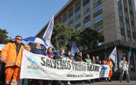 Personas se manifiestan durante una protesta frente a la sede del ministerio de Desarrollo Social este 8 de julio de 2025, en Buenos Aires (Argentina).