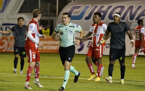 En Técnico Universitario consideran que las decisiones del árbitro los perjudicaron en la derrota 2-1 ante Orense, en la fecha 19 de LigaPro 2025.