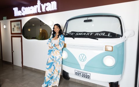 Su primer local era una mini van celeste (de 10 m²) que acondicionaron como punto de venta.