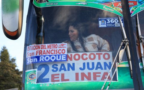Trabajo. Tres operadoras realizan el recorrido piloto desde el valle hacia el metro de Quito.