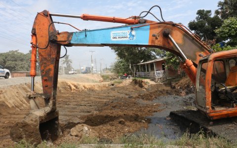 Muchas de las viviendas están al borde de las vías que está construyendo la Prefectura del Guayas.