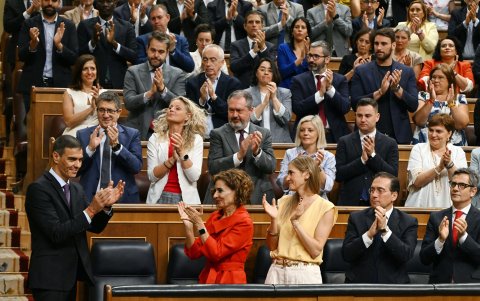 Pedro Sánchez es aplaudido por su grupo parlamentario tras su discurso durante una sesión plenaria en el parlamento el 9 de julio de 2025, sobre casos de corrupción que afectan al PSOE.