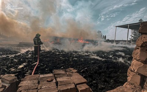 Los servicios de emergencia ucranianos trabajando en el lugar de un ataque con drones en el área de Kiev, Ucrania, el 9 de julio de 2025, en medio de la invasión rusa en curso.