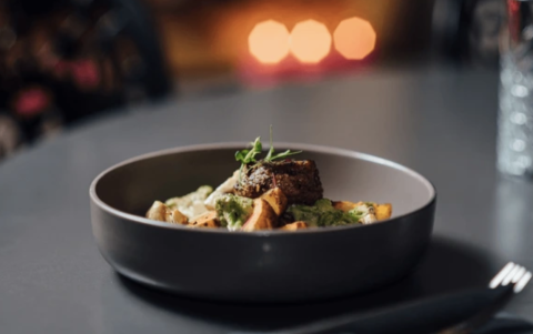 Platos representativos de la gastronomía ecuatoriana que se pueden encontrar en restaurantes de Guayaquil, Quito y Cuenca.