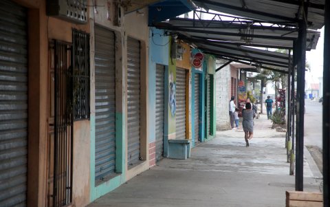 En Chongón hay locales que tuvieron que cerrar por las 'vacunas'; otros prefieren cerrar temprano ante la oscuridad de la noche.