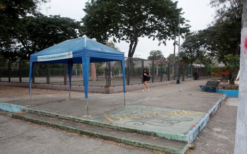 En el parque del sector San Jerónimo, hay una carpa de Policía que compró la comunidad pero no es usada por la autoridad.