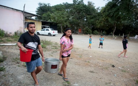 En la zona de 'Buenos Aires', tienen que depender de las cisternas y los baldes.