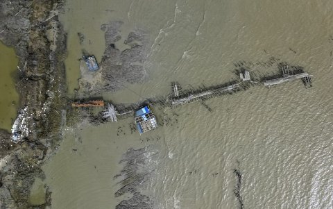 Esta vista aérea muestra espigones en la costa del complejo turístico Weg naar Zee en Paramaribo el 23 de mayo de 2025.