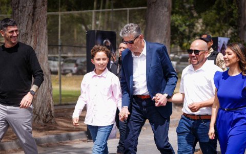 Edgardo Bauza (c) junto a su esposa y sus hijos en su arribo al homenaje.