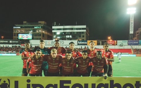 Deportivo Cuenca pelea en la parte alta de la tabla de la LigaPro 2025.